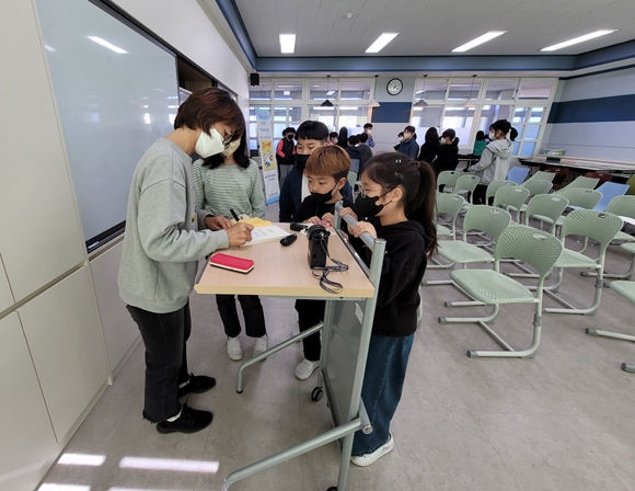 5_3.제주도서관, 학교독서활동 지원을 위한 한 학기 한 권 읽기 작가와의 만남(진형민 작가) 운영3.jpg