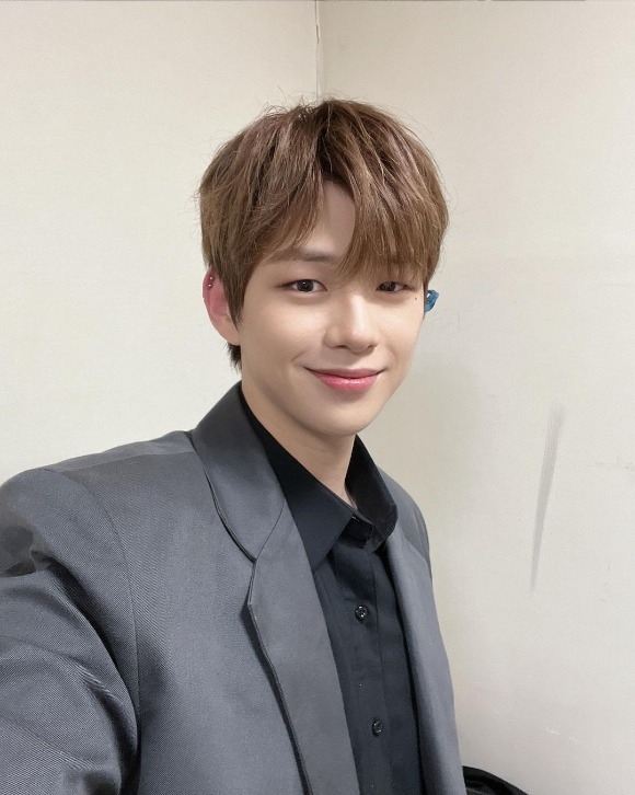 강다니엘.jpg